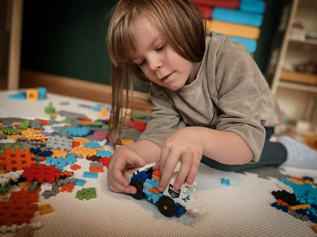 Marioinex Mini Waffle City „Politseiauto ja juveelipood“ vahvelklotsid, 80 osa – pilt 5